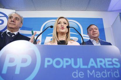 Cristina Cifuentes junto a los tambi&eacute;n dirigentes del PP madrile&ntilde;o Juan Carlos Vera (izqda.) y Juan Soler (drcha.) tras la dimisi&oacute;n de Aguirre.