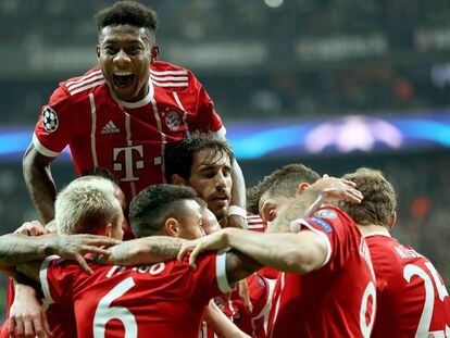 Los futbolistas del Bayern festejan su primer gol en Estambul.