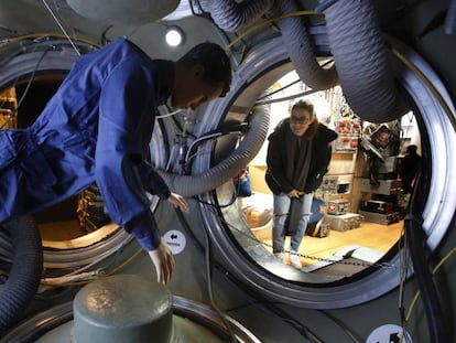 Una visitant passeja per dins de la rèplica de l'estació espacial Mir, al Museu de la Ciència i la Tècnica.