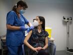 28/01/21 Personal voluntario del ICS administra las segundas dosis de la vacuna contra la Covid-19 (coronavirus) de la farmaceutica Pfizer al personal del Institut Catala de la Salut (ICS) en el CAP Montnegre de las Corts. Barcelona, 28 de enero de 2021 [ALBERT GARCIA] 
