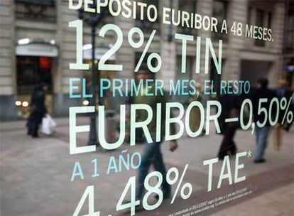 Publicidad de un producto bancario en una sucursal de Bilbao.
