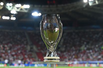 VIsta detallada del trofeo antes del partido de la Supercopa de la UEFA 2023 entre el Manchester City FC y el Sevilla FC en el Estadio Karaiskakis en El Pireo, Grecia.