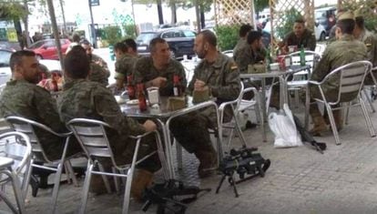 Miembros de la Legión toman cerveza con sus armas en el suelo en Vilafranca del Penedés (Barcelona).
