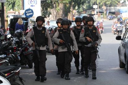 Agentes de policía de Indonesia a las afueras de la cárcel de máxima seguridad en Depok, este 8 de mayo.