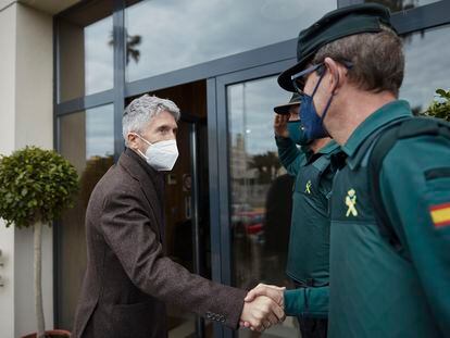 El ministro del Interior, Fernando Grande-Marlaska, saluda a un guardia civil este sábado en su visita a la Delegación del Gobierno de Melilla.