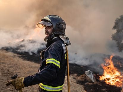 Un bombero trabajaba en el incendio de Losacio, el domingo en la provincia de Zamora.