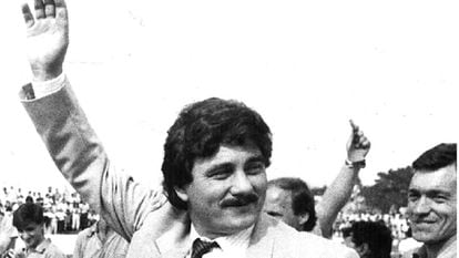 Sito Miñanco en 1990 en el campo de fútbol que sufragó. De tabaquero a narco, fue el capo más internacional. Contribuyó a las campañas de Manuel Antonio Noriega en Panamá.