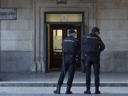 Agentes de la Policía Nacional en las cercanías de los juzgados de Sevilla.