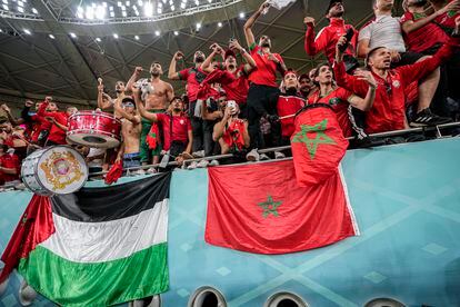 Aficionados marroquíes en el estadio Al Thumamma de Doha en Qatar. 