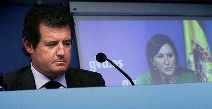 El vicepresidente Ciscar, este viernes, junto a la pantalla que mostraba a la consejera Català en la referencia del Consell.