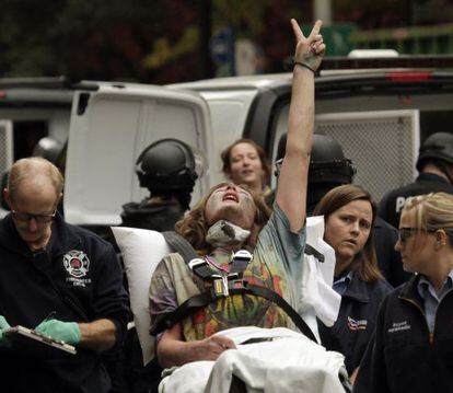 Un activista es introducido en una ambulancia tras ser desalojada del campamento de Portland.