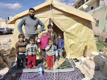 Ahmed Ahmed, con sus hijos en una tienda de campaña tras perder su casa en Jindires, el 11 de febrero de 2023. 