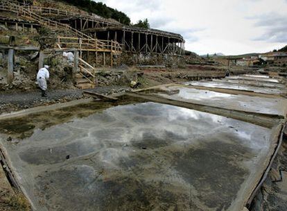 Trabajos de restauración en las viejas eras donde se extrae la sal en Salinas de Añana.