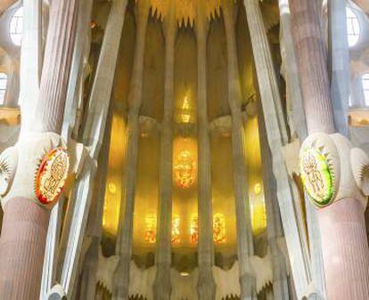 Detall de l'ornamentació interior de la Sagrada Família, en la qual Gaudí va incloure símbols del zodíac.