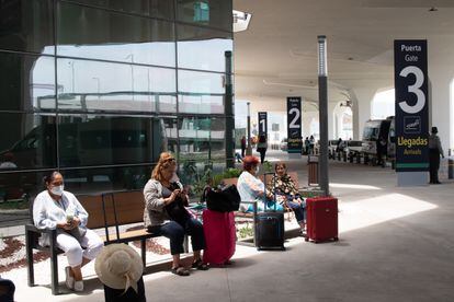 Usuarios del Aeropuerto Internacional Felipe Ángeles (AIFA) en el Estado de México.