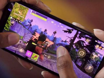 Una usuaria juega con su teléfono móvil al videojuego 'Fortnite'.