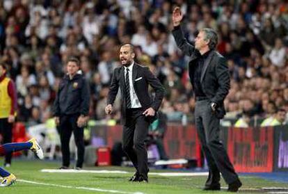 Guardiola y Mourinho durante un partido.