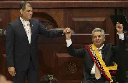 Lenín Moreno, a la derecha, asume el cargo de presidente de Ecuador el pasado mayo junto a su antecesor, Rafael Correa.