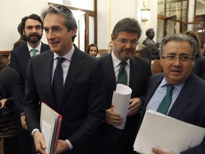 De izquierda a derecha, el ministro de Fomento, &Iacute;&ntilde;igo de la Serna, el ministro de Justicia, Rafael Catal&aacute;, y el ministro de Interior, Juan Ignacio Zoido.