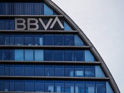 Fachada de la sede corporativa del BBVA, en el distrito de Las Tablas en Madrid. 