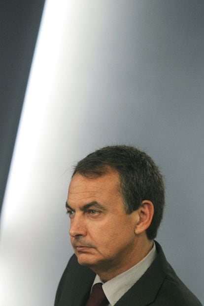 Zapatero, en una rueda de prensa, el 30 de julio, para hacer balance de la primera mitad del año.
