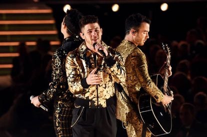 Los Jonas Brothers, con Nick en el medio, durante su actuación en la 62º gala de los Grammy el pasado enero.