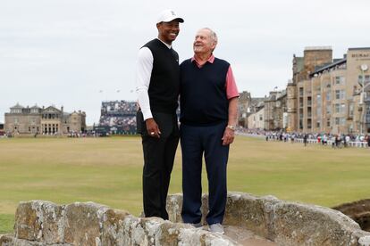 Tiger Woods y Jack Nicklaus, en el puente de Swilcan, en el hoyo 18.