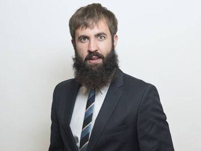 Arreglado pero ermita&ntilde;o. Antonio Castelo luce barba salvaje (que suponemos es el reto de los barberos hipsters de Malasa&ntilde;a) y traje de boda, por si el &#039;after work&#039; exige &#039;dress code&#039; de despacho de abogados.