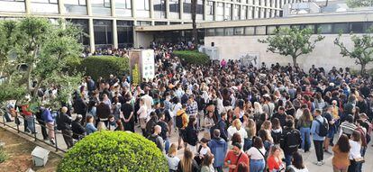 La entrada a la facultad de Economía de Barcelona, con aspirantes a ser funcionarios de la Generalitat, esperando a la hora que estaban citados para hacer las oposiciones. Las pruebas no han comenzado hasta las 11, con dos horas de retraso.