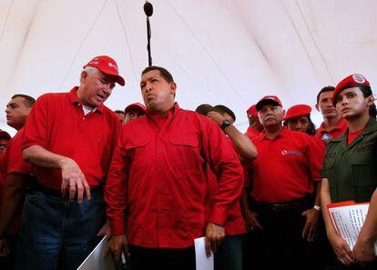 El exministro de Energ&iacute;a y Petr&oacute;leo Rafael Ram&iacute;rez (primero por la izquierda) y el expresidente de Venezuela Hugo Ch&aacute;vez en una visita a los trabajadores de PDVSA en Caracas en octubre de 2008. 