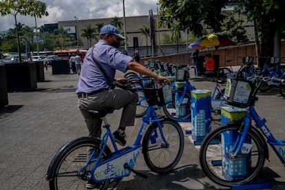 Un usuario de Encicla devuelve su bicicleta en el centro de Medellín, a finales de noviembre.