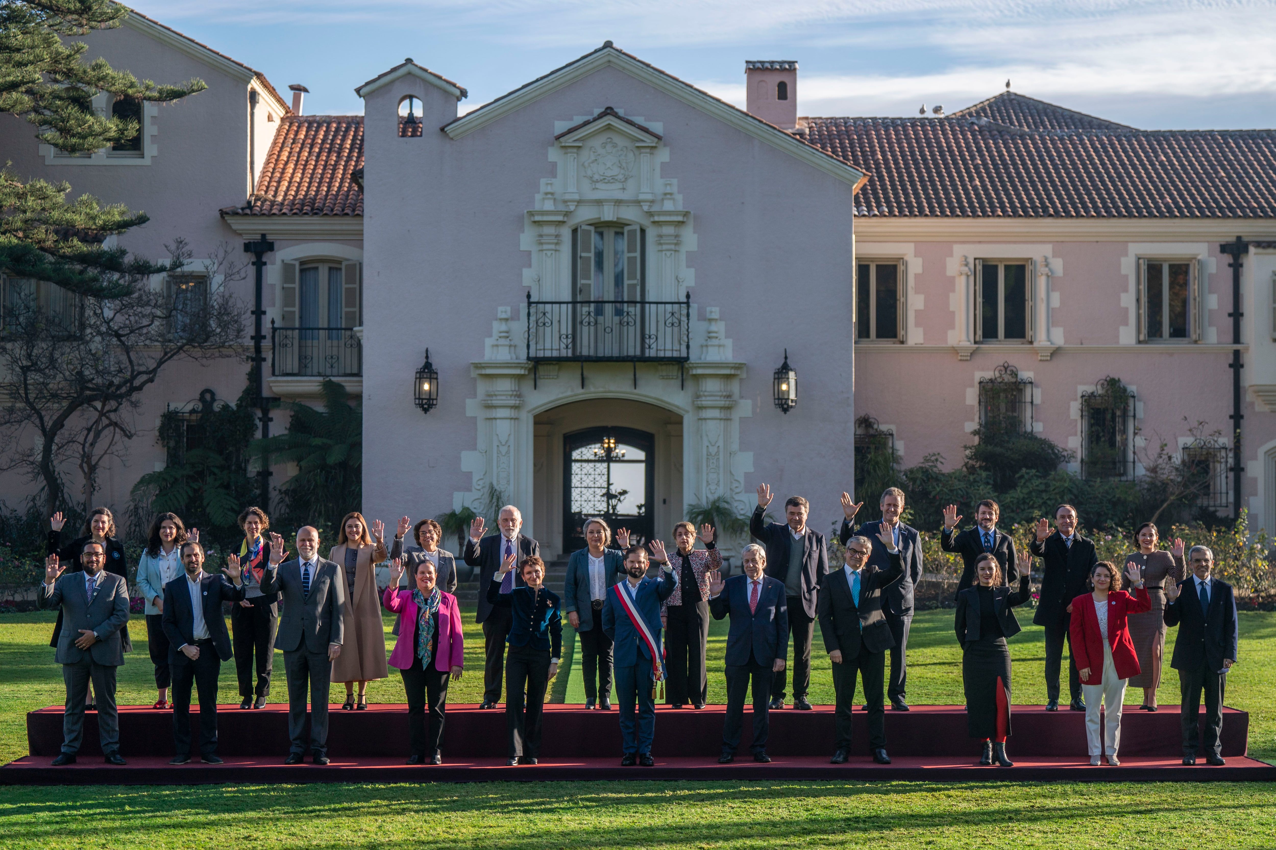 Fotografía oficial del presidente Boric junto a su Gabinete de ministros y ministras en Cerro Castillo, Viña del Mar.