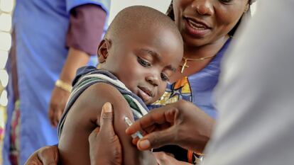 Un niño recibe la vacuna del sarampión en una campaña de vacunación de Unicef en Impfondo (RDC) en 2019.
