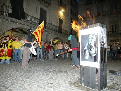 Quema de una foto de los Reyes en Girona en 2007.