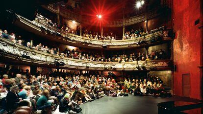 El Théâtre des Bouffes du Nord, en París, justo antes de una representación de 'La flauta mágica', dirigida por Peter Brook en 2010.