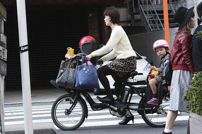 Madre joven en el barrio de Shibuya, Tokio.