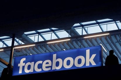 El logo de Facebook, en una reuni&oacute;n empresarial en Par&iacute;s el pasado enero.
