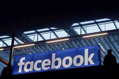 El logo de Facebook, en una reunión empresarial en París el pasado enero.