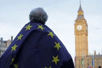 Un manifestante porta una bandera de la UE ante el Parlamento británico.