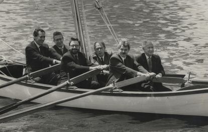 Carlos Ferrer Salat, presidente del Comité Olímpico Español; Josep Miquel Abad, consejero delegado del comité organizador COOB; Narcís Serra, vicepresidente del Gobierno; Jordi Pujol, presidente de la Generalitat de Cataluña; Pasqual Maragall, alcalde de Barcelona y presidente del COOB; y Juan Antonio Samaranch, presidente del Comité Olímpico Internacional, reman juntos a bordo de la barca 'Mare Nostrum' en el puerto de Barcelona, reunidos por EL PAÍS en 1992.