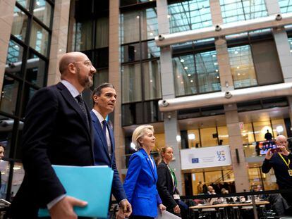 El presidente del Consejo Europeo, Charles Michel; el presidente del Gobierno de España, Pedro Sánchez; y la presidenta de la Comisión Europea, Ursula von der Leyen, el pasado 15 de diciembre, en Bruselas.