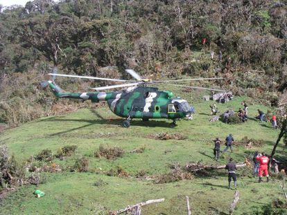 Un helicóptero aguarda el rescate del espeleólogo Cecilio López