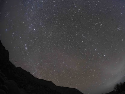 Una lluvia de estrellas leónidas vista de la ciudad china de Bazhou, en noviembre de 2021.