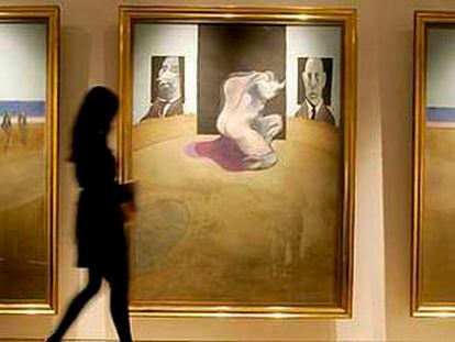 Una mujer observa<i> Tríptico 1974-77,</i> de Francis Bacon, expuesto en las salas de Christie&#39;s en Londres.