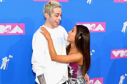 Pete Davidson y Ariana Grande -


Hasta diez minutos de bromas ininterrumpidas le dedica el humorista a su ex, la intérprete de éxitos como thank u, next, en su último monólogo recién estrenado en Netflix. Una especie de venganza retardada de las poco amables palabras que la que fuera su prometida tuvo hacia él en una entrevista en 2019 en Vogue: “Me encontré con Pete y fue una distracción maravillosa. Él era frívolo, divertido, loco y muy poco realista. Le quise, pero no le conocía”.