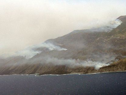 Distintos focos del incendio declarado en la isla de La Palma.