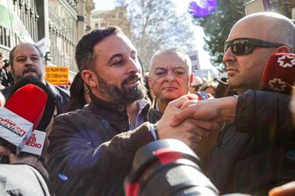 El presidente de VOX, Santiago Abascal, saluda los asistentes a la manifestación de agricultores y ganaderos frente al Ministerio de Agricultura en Madrid, en febrero de 2020.