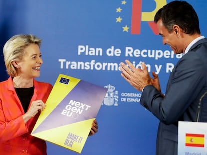 La presidenta de la Comisión Europea, Ursula von der Leyen, junto al presidente del Gobierno, Pedro Sánchez, durante la presentación oficial del Plan de Recuperación, en junio.