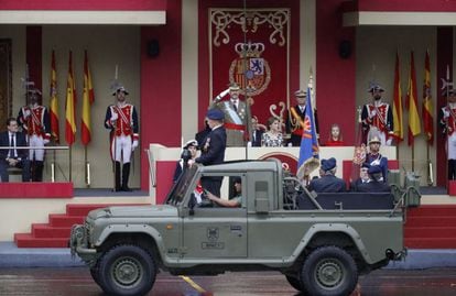La lluvia ha obligado a reducir la exhibición aérea del desfile militar de la Fiesta Nacional.