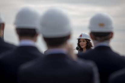 La presidenta de la Comunidad de Madrid, Isabel Díaz Ayuso,durante una visita a las obras del puente que unirá Valdebebas y la T4 del aeropuerto el pasado viernes. 